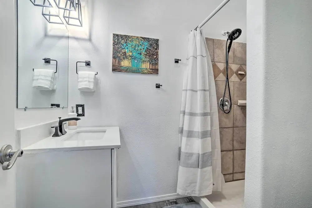Stylish Klamath Falls Unit < 1/2 Mi to Oit!