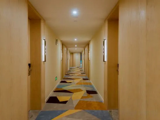 LUCK 7 Hotel (Yellow Crane Tower Shouyi Road Subway Station)