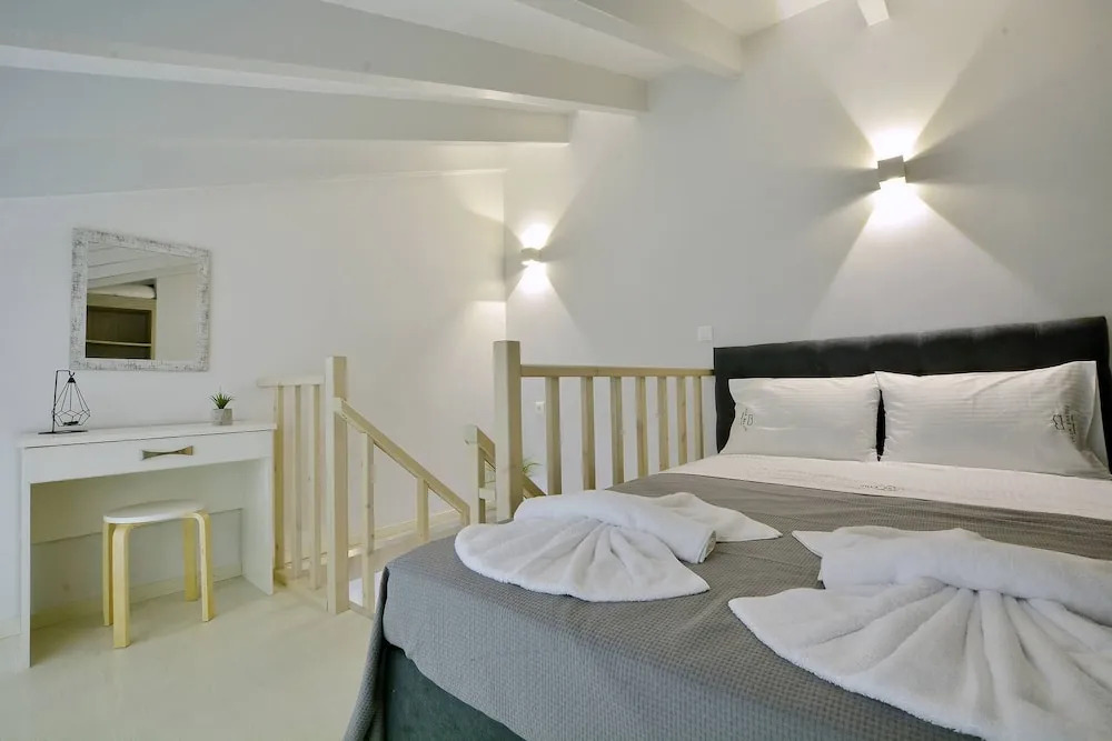 Villa Bratou Terra Sleeps 2 with Garden