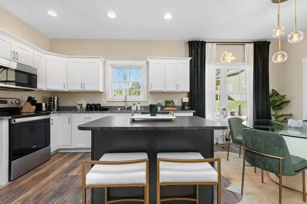 10 Mins to Downtown Deck w/ Fire Pit Modern Haven Bradford by Avantstay