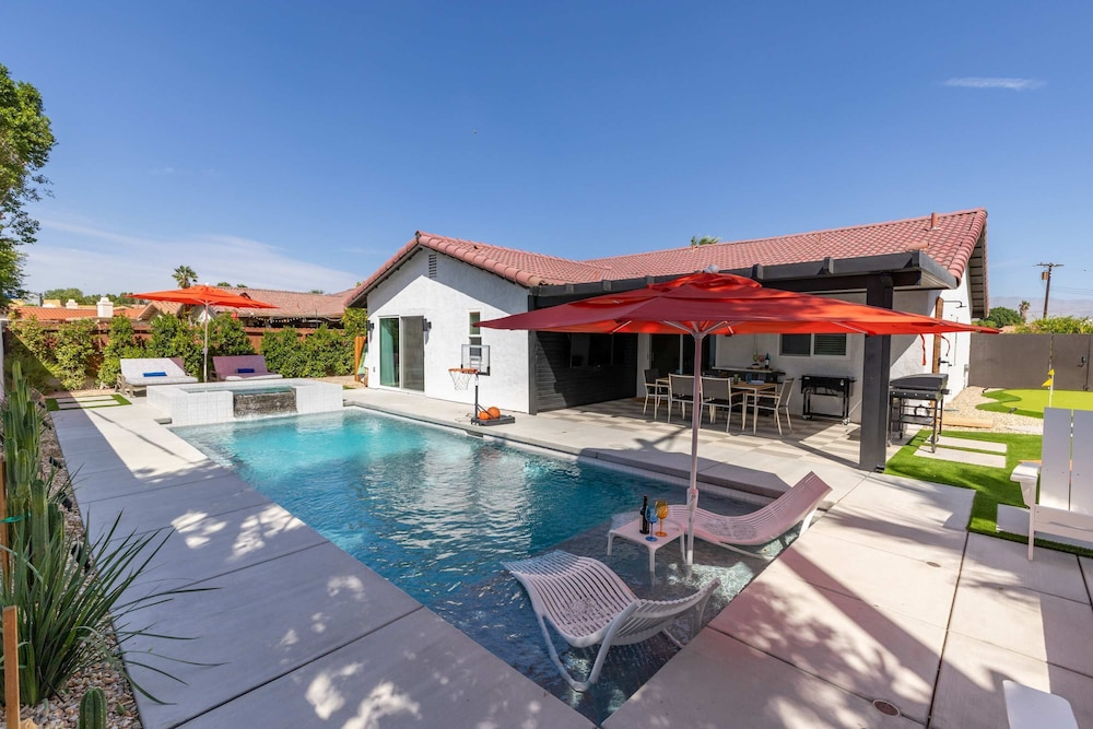 3-bedroom Fireplace Stunning Spanish Home