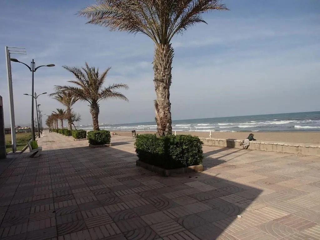Valencia, Ideally Located 3Bed-2Bath Apart.Few Mints Walk From Beach,Pool,Shop.