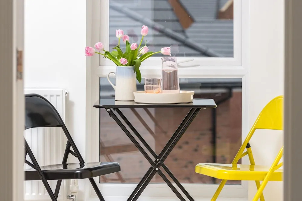 Canalside Scandinavian - Parking & Netflix