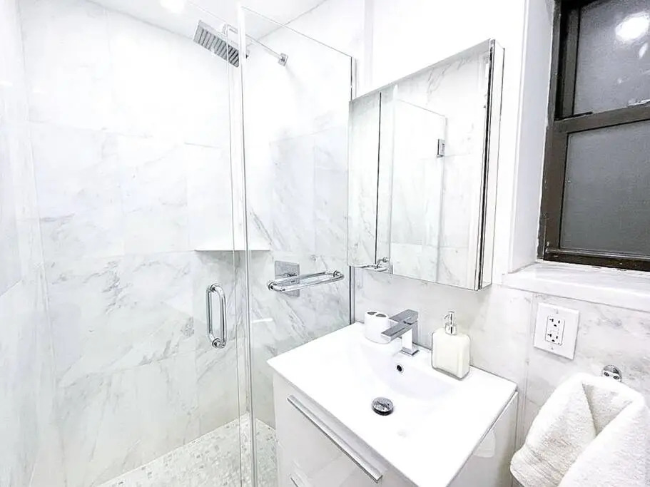 62-2b Renovated 1BR in Prime Upper East Side