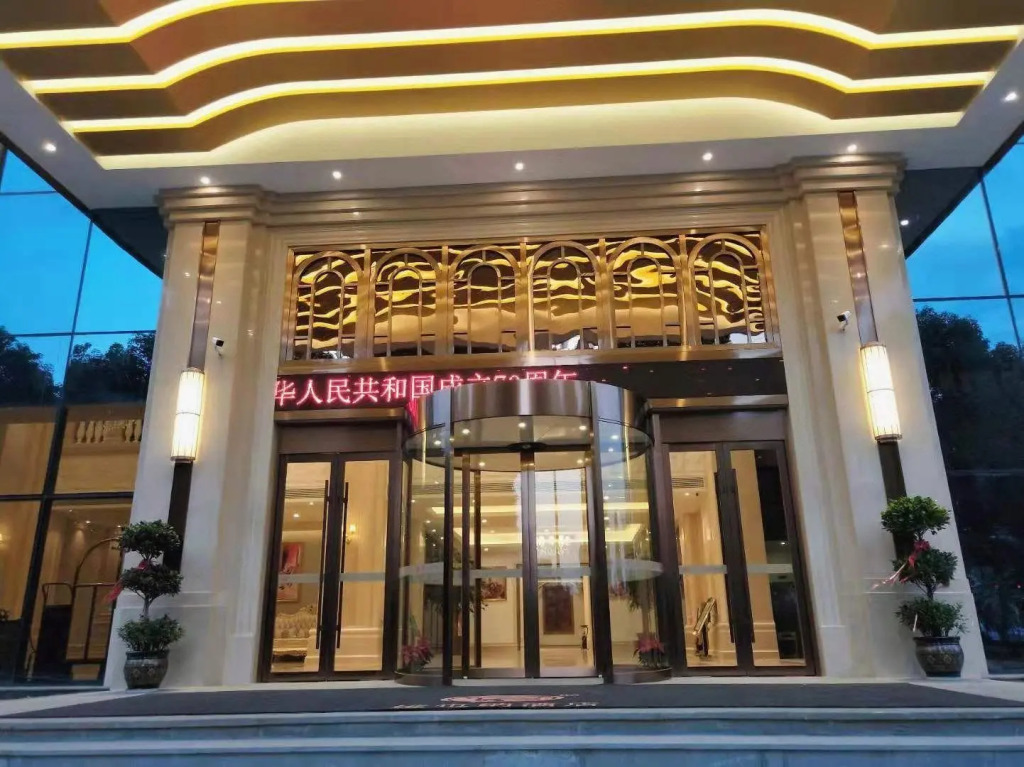Vienna Hotel (Qujing High Speed Railway Station Wuguanyi Center)