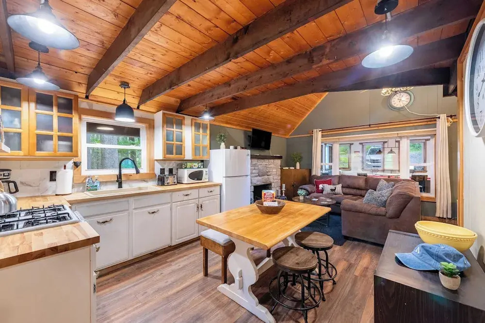 Arrowhead Lake Retreat by Avantstay Shared Pool, Game Room, Firepit