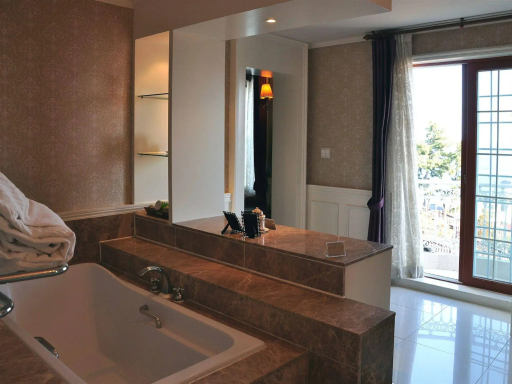 Hotel November