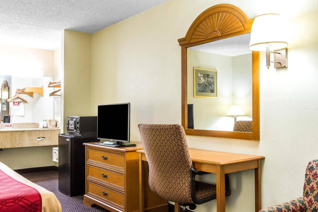 Econo Lodge & Suites Clarksville near Governors Square Mall