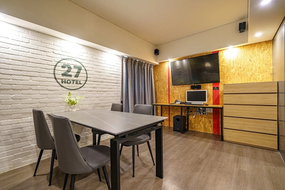 27 Hotel