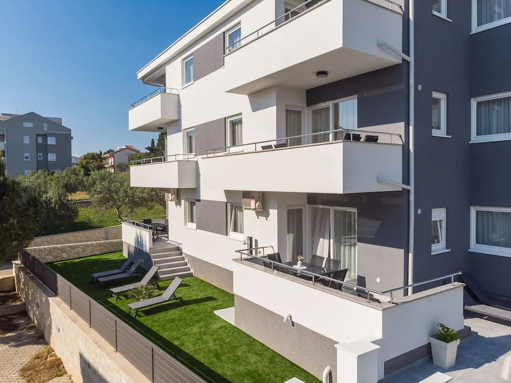 Summer Breeze Pool Apartments