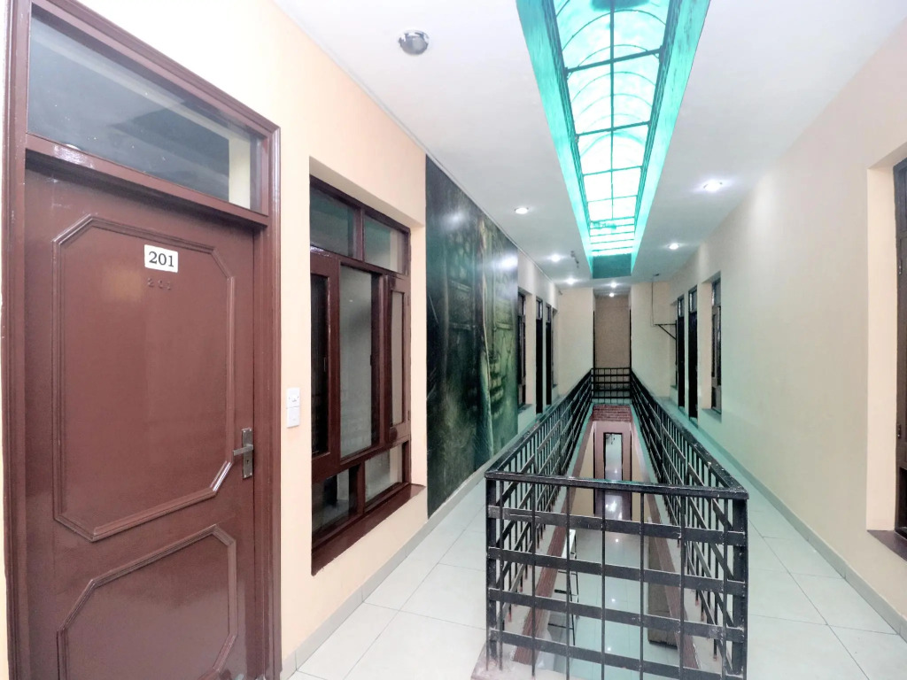OYO 14876 Hotel Samrat