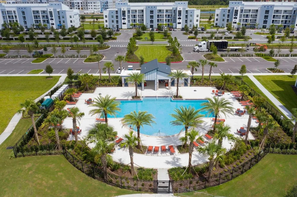 Cozy Stylish 2BR Condo Prime Storey Lake Spot