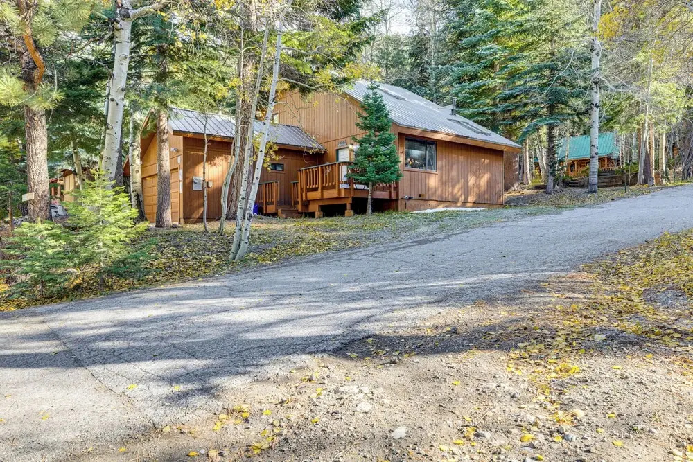 1 Mi to Skiing! Cabin Hideaway on June Lake Loop