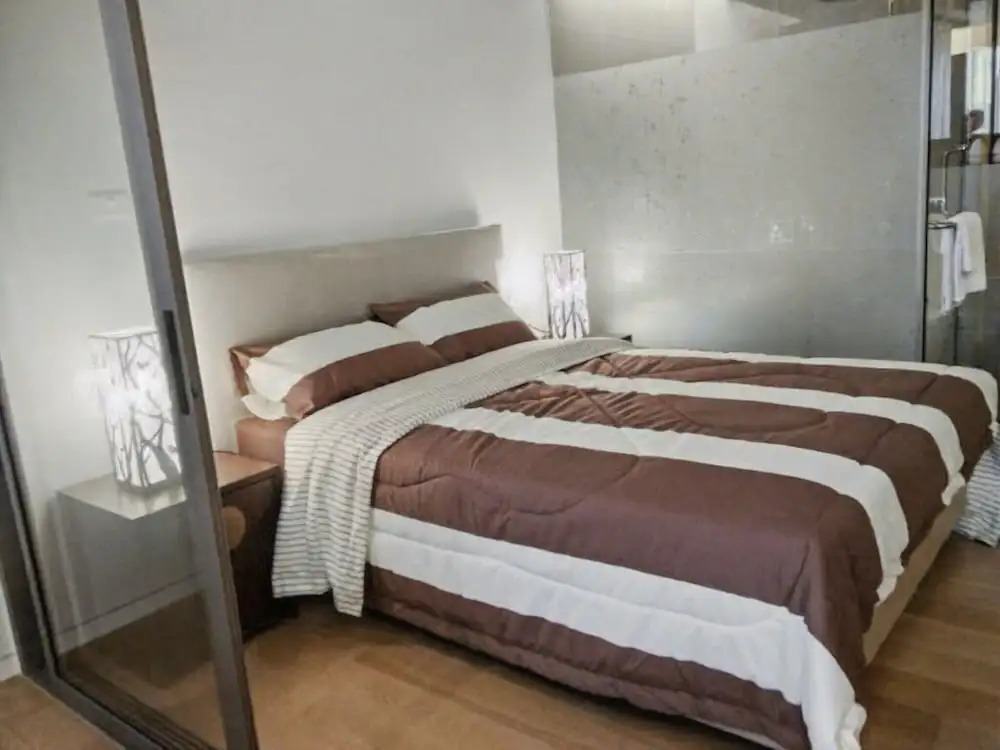 S39- 1 BR Downtown Bangkok Apt with Balcony and Pool