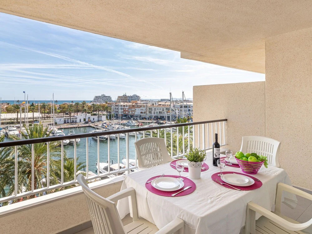 Apartment Overlooking the sea and the Port of Empuriabrava