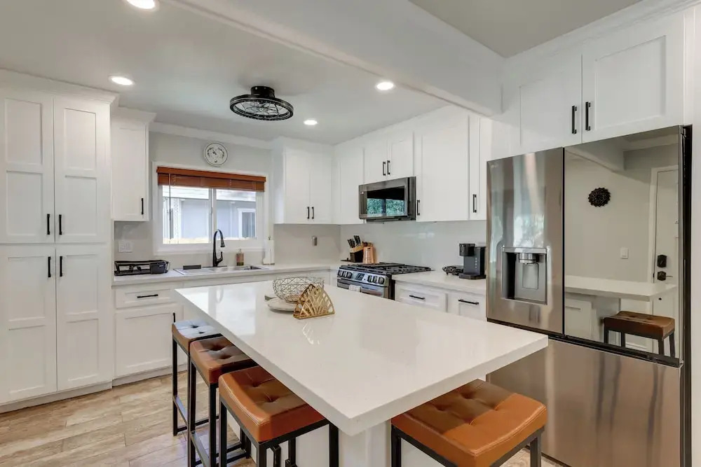 Near Slopes & Shores: Pet-friendly Sugarloaf Gem
