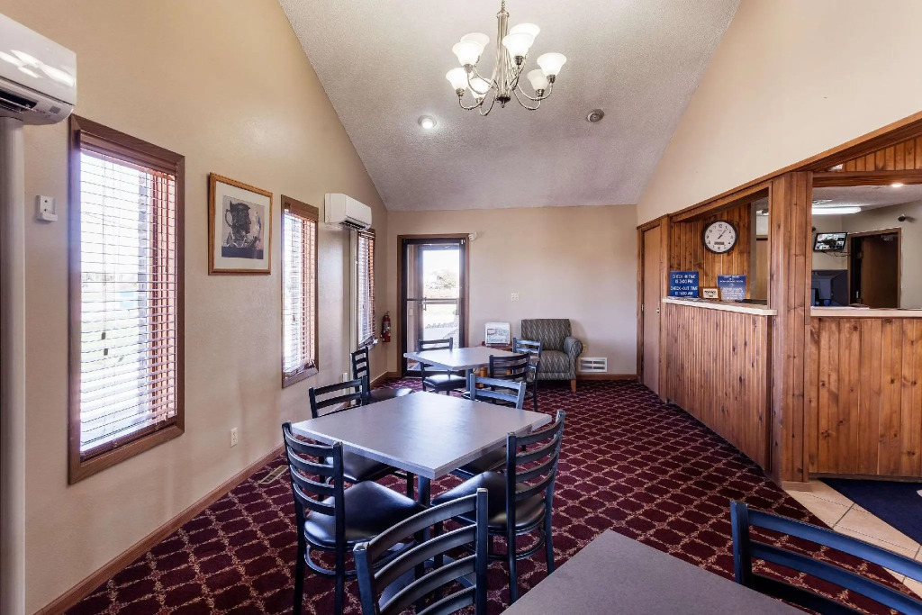Dragonfly Inn & Suites