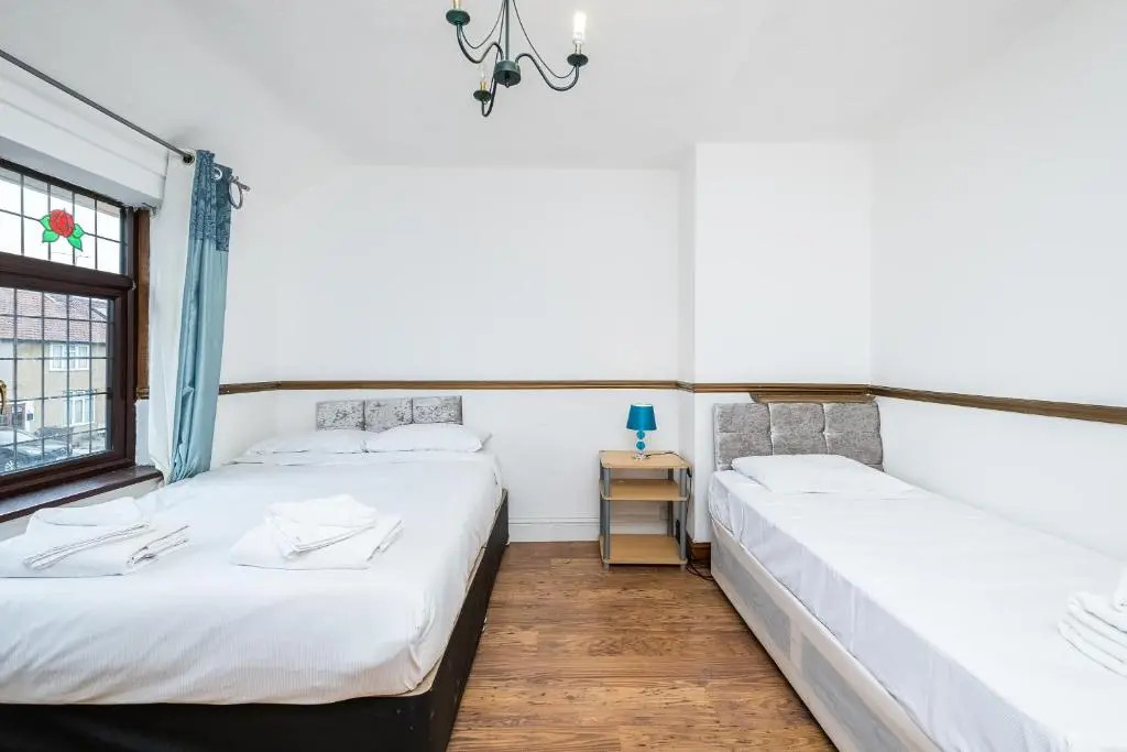 Spacious Dagenham 4Bedroom House with Parking