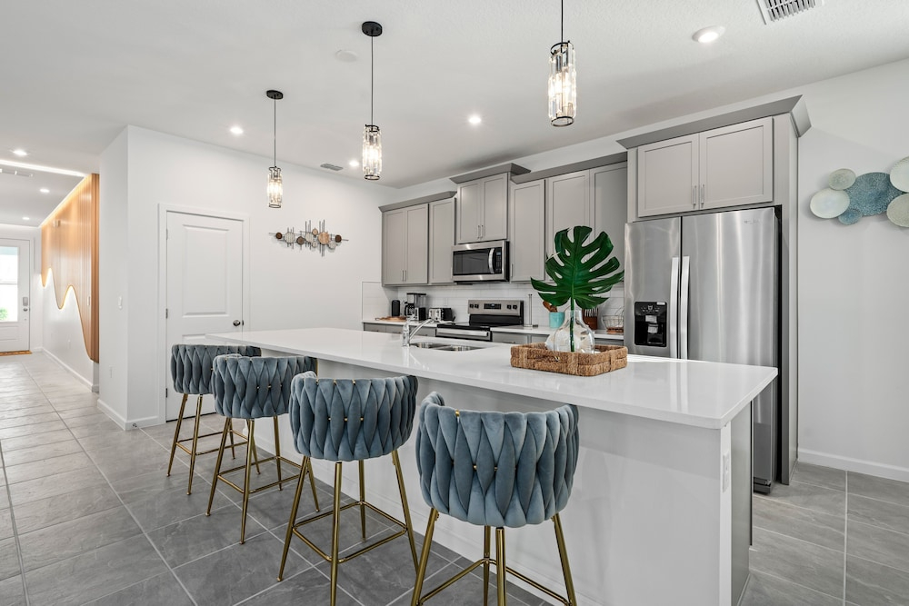 Light Welcoming Fun Resort Home Sleeps 20