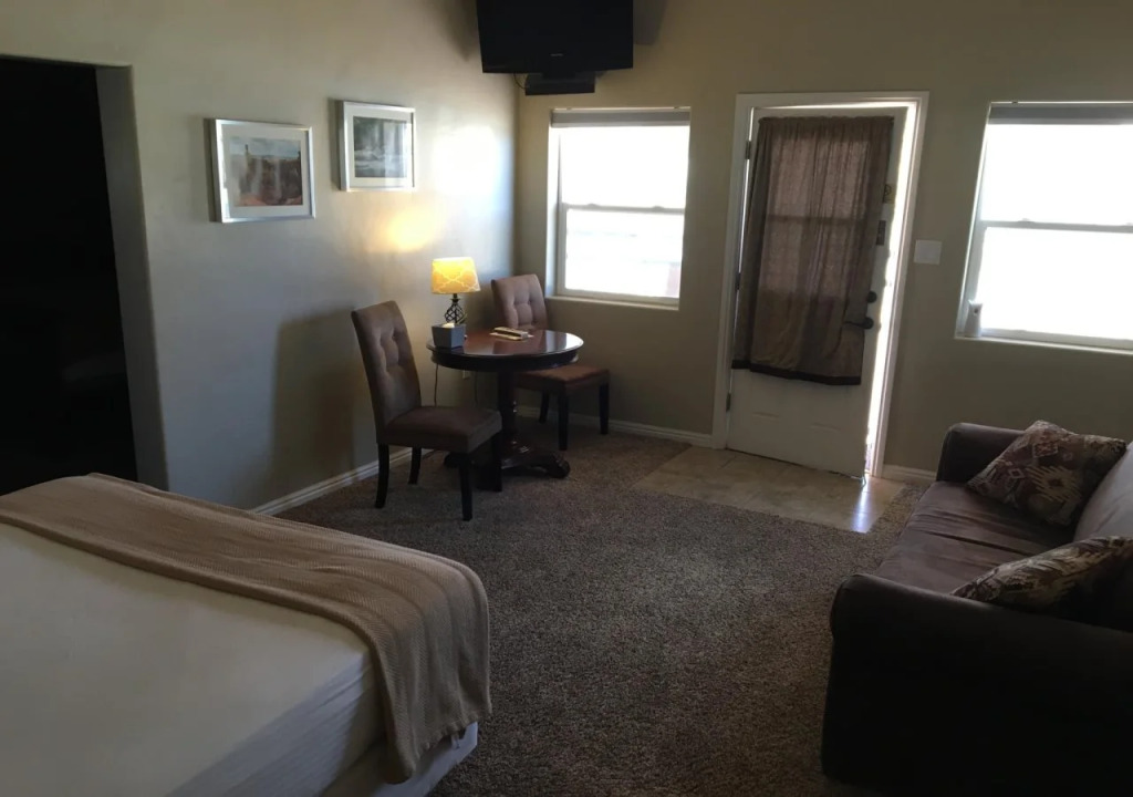 Mountain Ridge Cabins & Lodging Between Bryce and Zion National Park