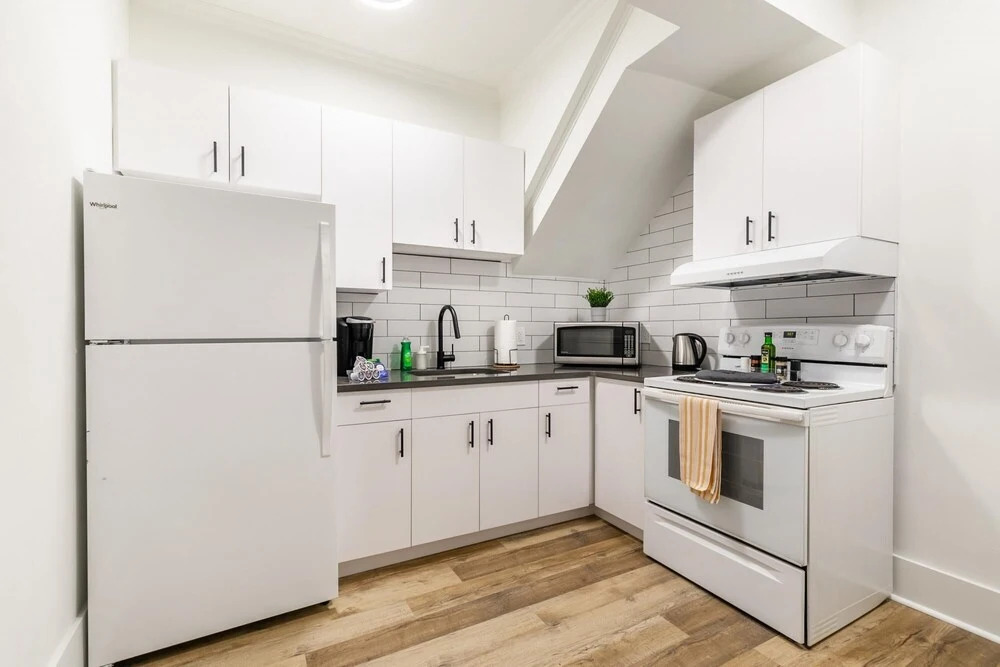 3BR Apartment With Netflix Near King Street