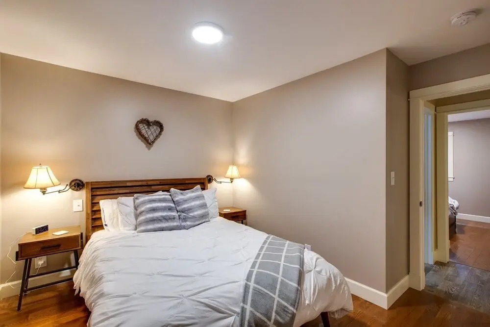 69SL - Upscale - Hot Tub - Wi-Fi - BBQ - Sleeps 8