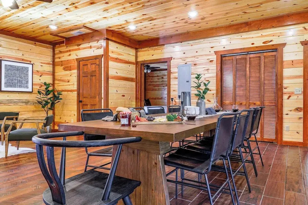 Daybreak by Avantstay Sleeps 18 Cabin + Pool/spa