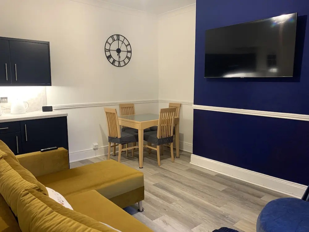 1 Bedroom - Sleeps 4 - Pets - Parking on Site