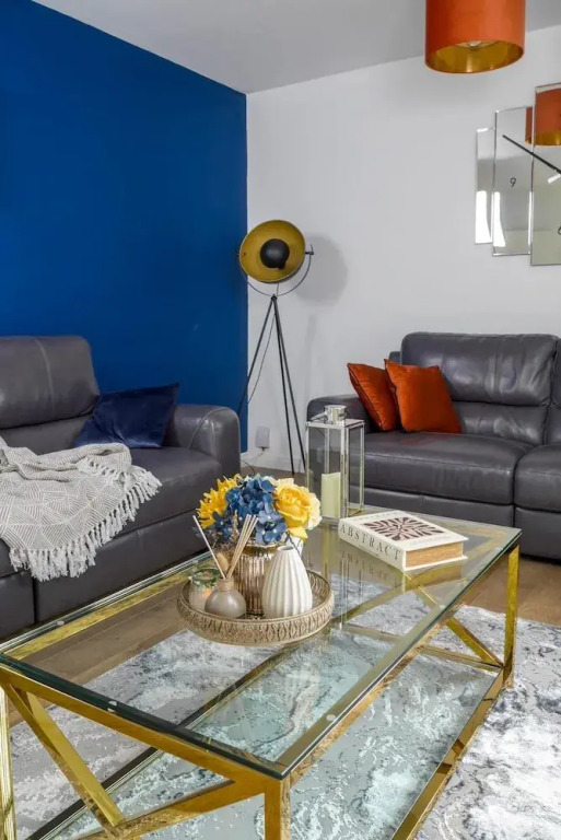 Stylish 4 Bed Apartment- Private Garden & Sleeps 8