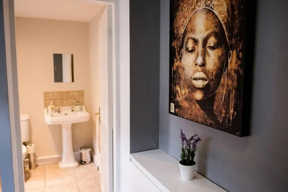 4 Bed House, Sleeps 9, Free Parking