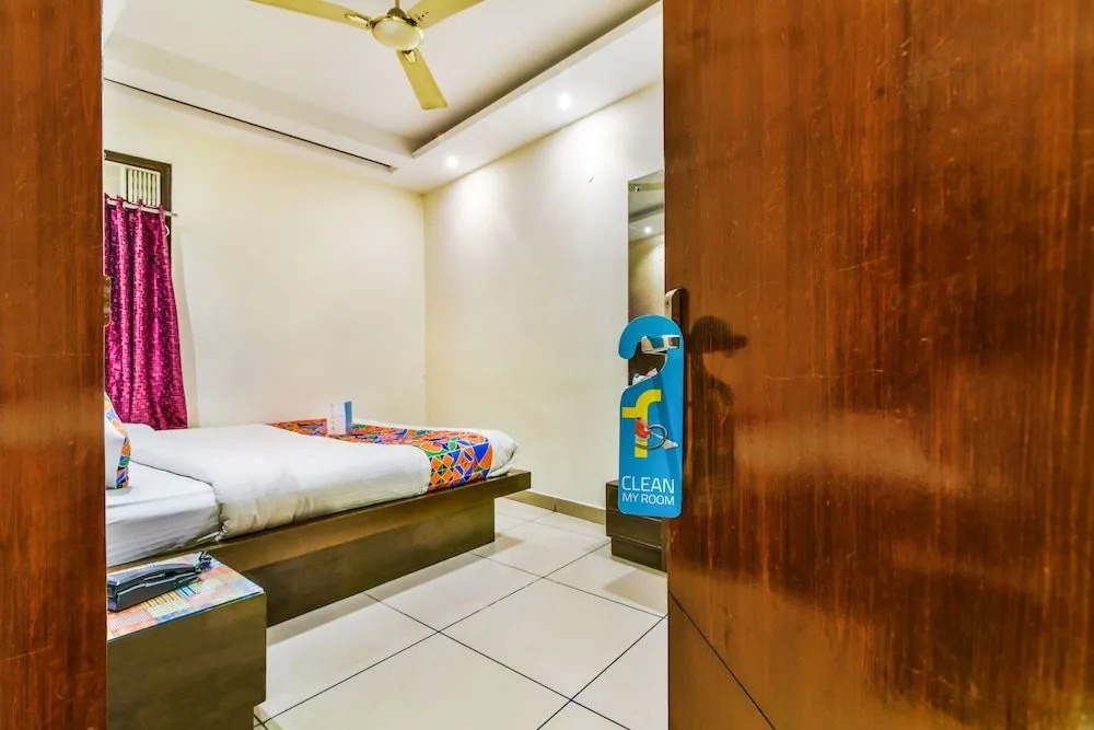 Hotel Le Grand - Walk-in from RK Ashram Metro Station