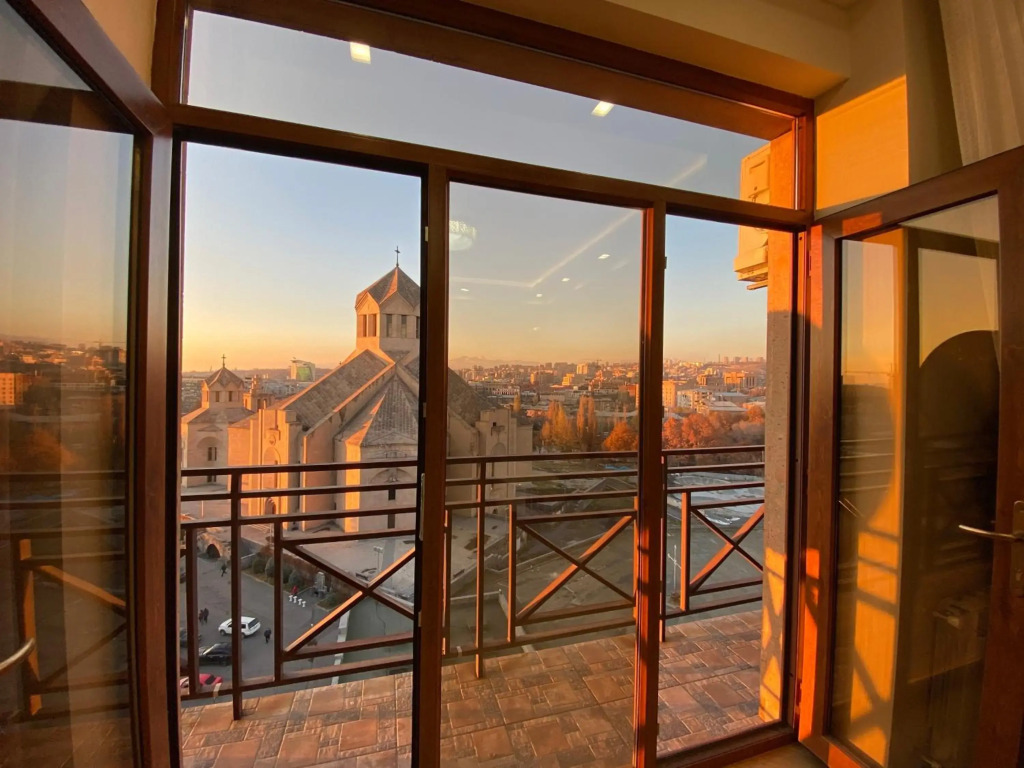 Kajaznuni Street, 3 bedrooms Luxury & Unique apartment QA444