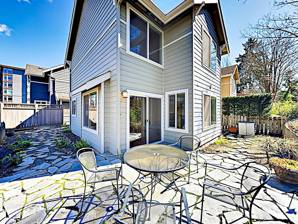 W/ Patio Short Walk To Bus Line 2 Bedroom Townhouse