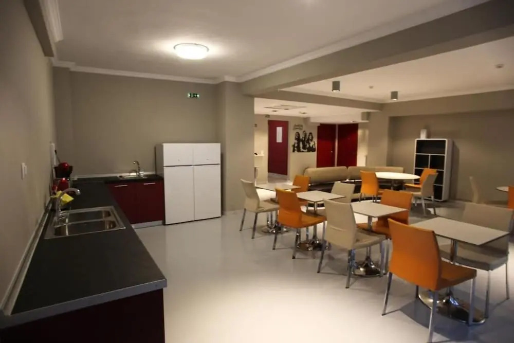 Stay Hybrid Youth Hostel