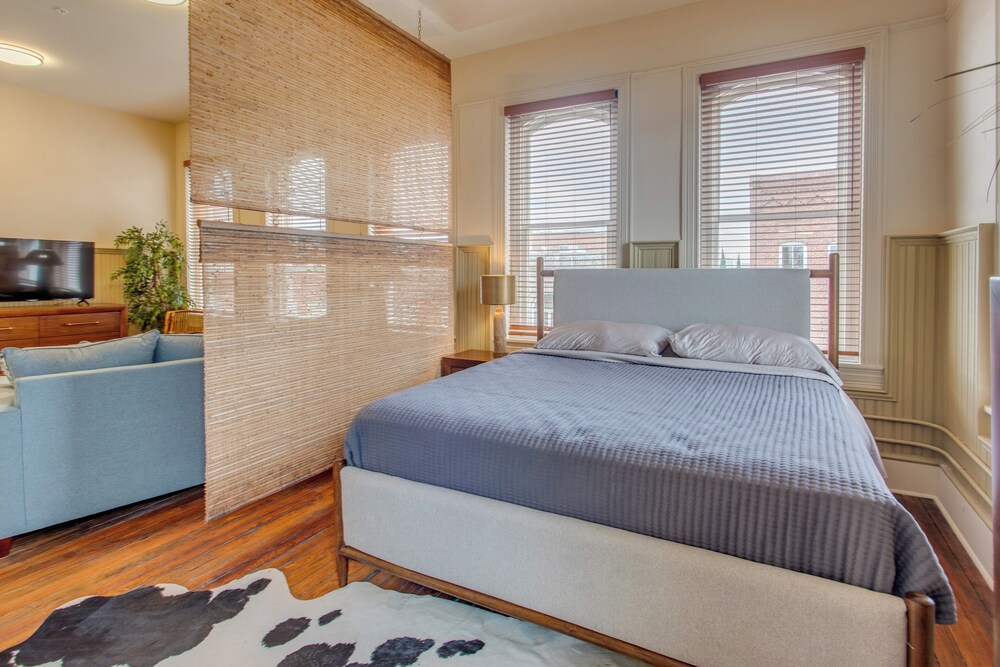 Walk to Shops & Restaurants! Dtwn Florence Unit