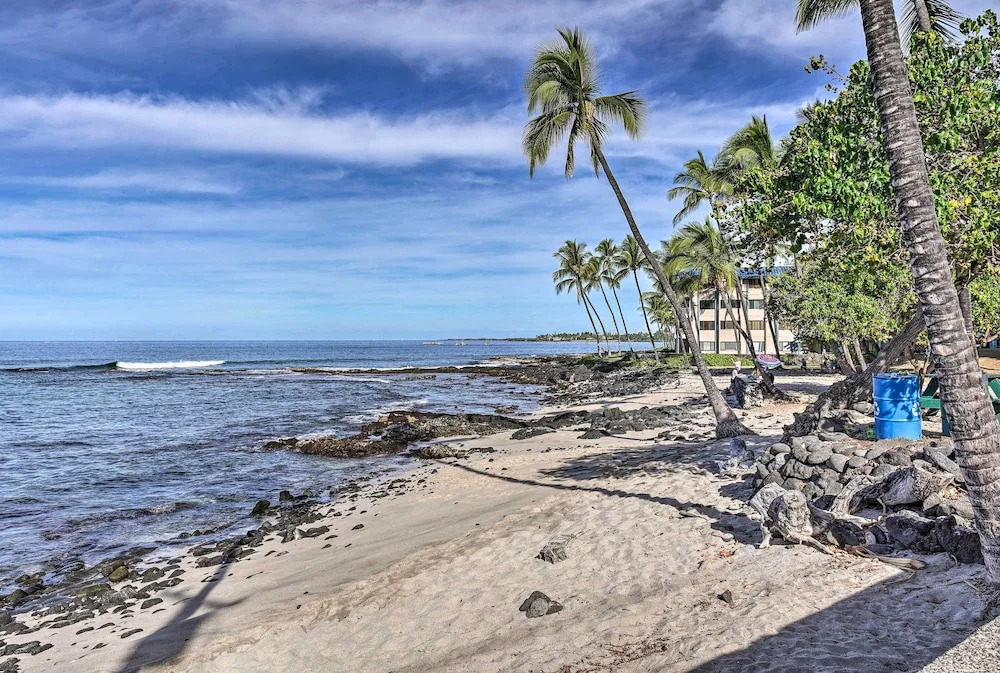 Oceanfront Kona Home w/ Beach Access & Views