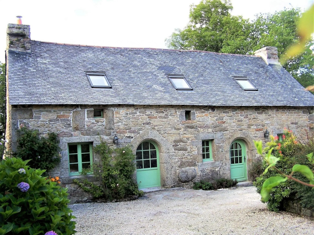 Charming 17th century house, beautiful garden, in Huelgoat