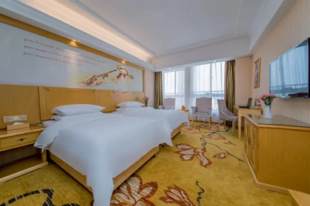Vienna Hotel (Wuhan Central China Normal University, Huquan Metro Station)