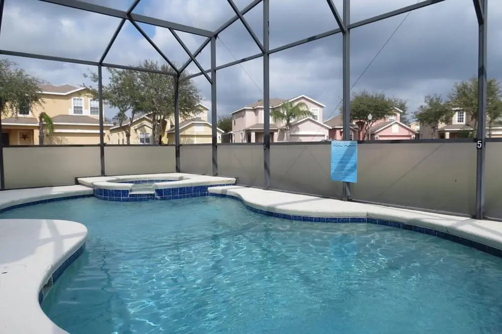 A 4 Bedroom Villa in Davenport With its own Private Pool