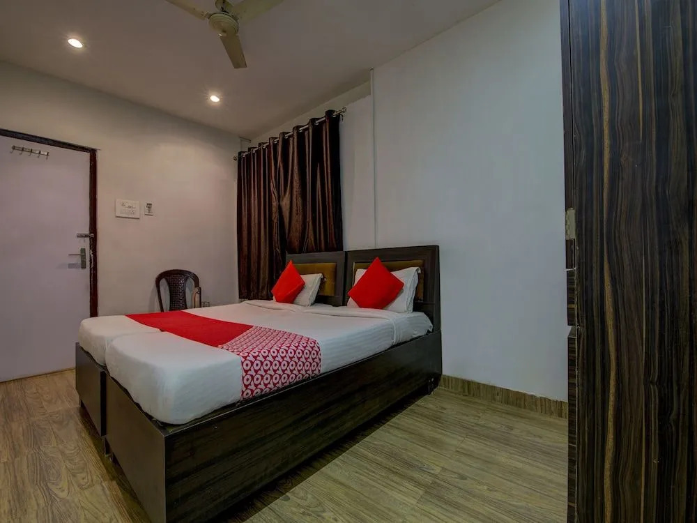 OYO 8976 Hotel Park Street 2