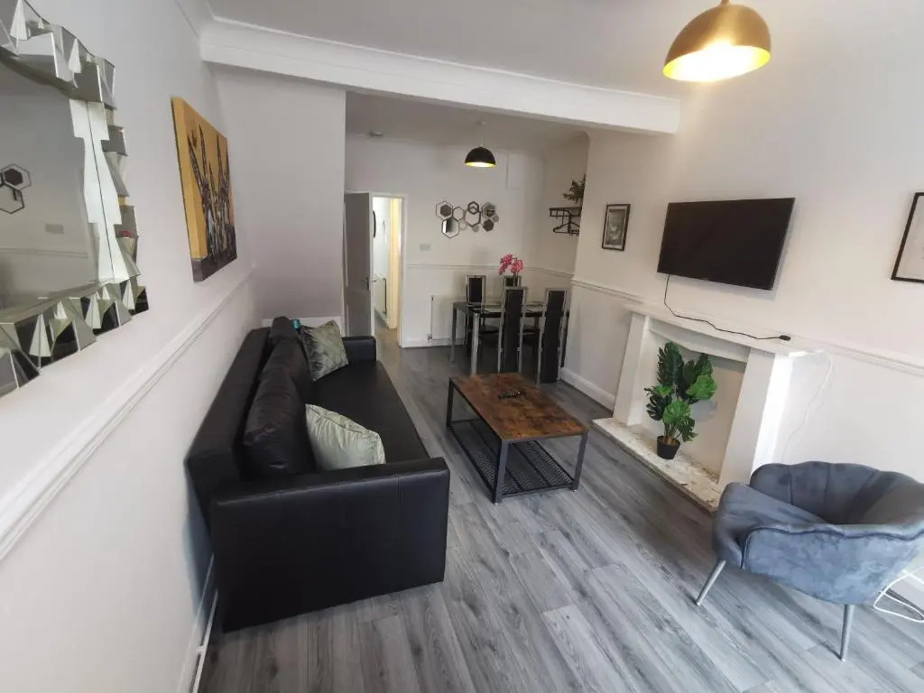 Cozy 2 Bed House - FREE Wifi and Parking - Anfield Liverpool Home
