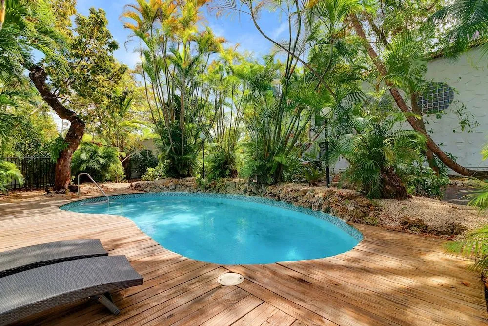 Modern & Fashionable Apartment w/Pool and Garden