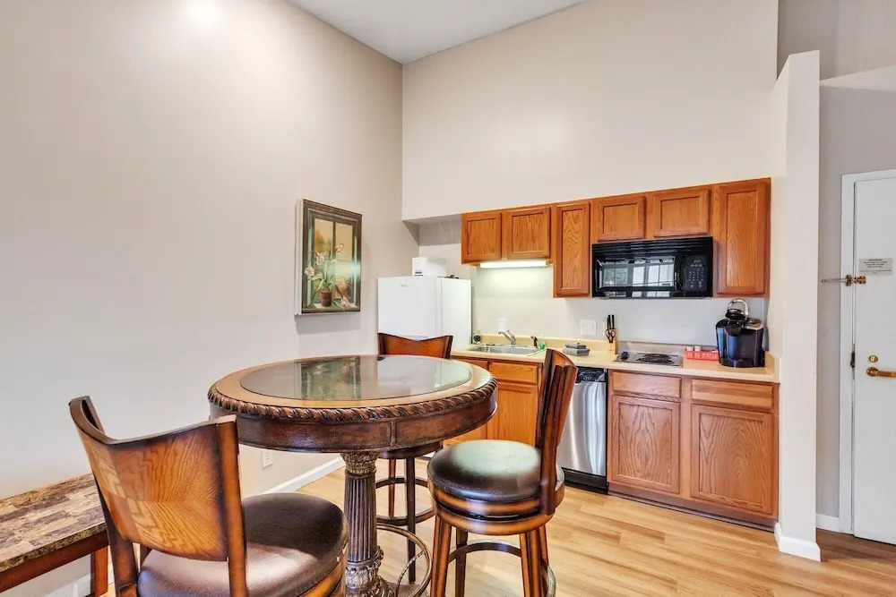 3rd Floor Front Side Penthouse Suite - 302 by Grand Wood Suites