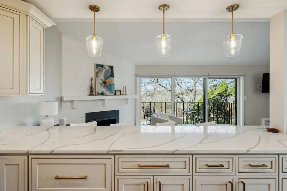 Elegant 4-season Lake Geneva Condo w/ Fireplace!