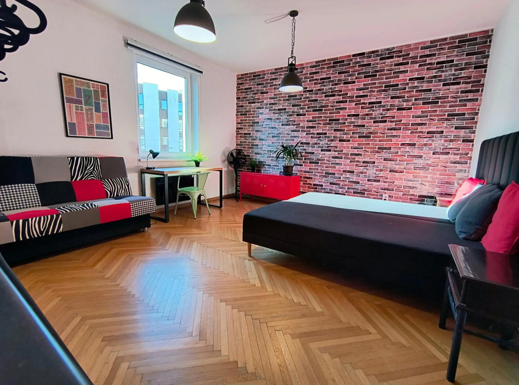 4 bedroom apartment in city center with air conditioning