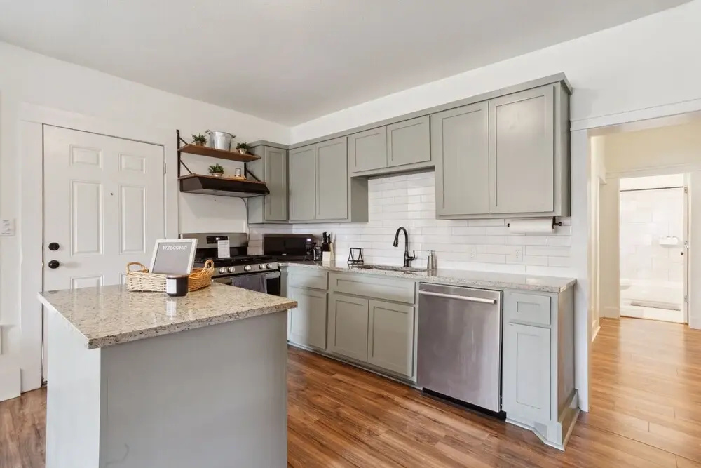 A Modern Fort Worth, Texas Retreat - Jennings Ave - 3 Bedroom Home by Redawning