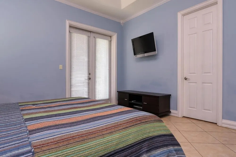 Sleeps 6 in a 4plex w Pool, Only a Block to Beach