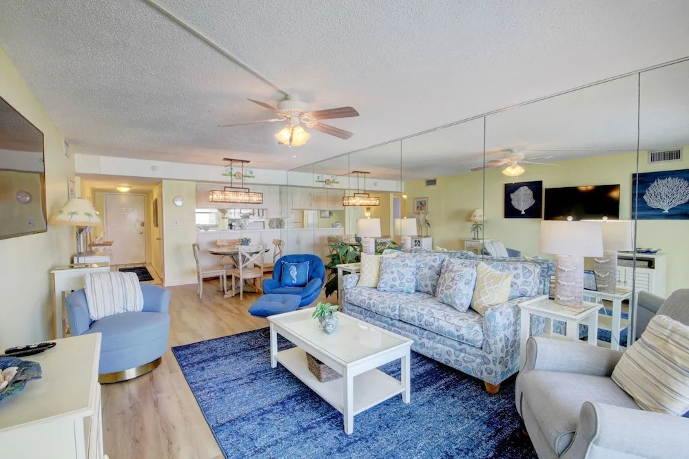 456 El Matador 2 Bedroom Condo by RedAwning