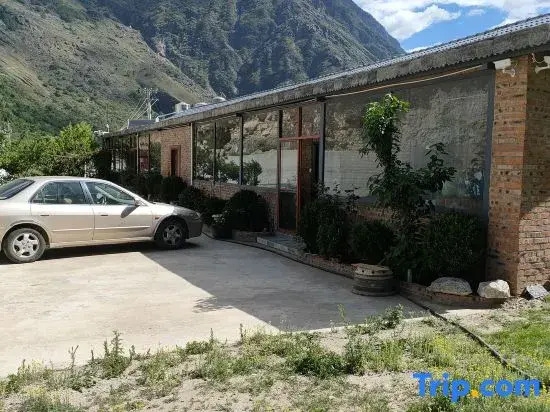 Shangri-La Tiger Leaping Gorge Mountain Lodge River View Homestay
