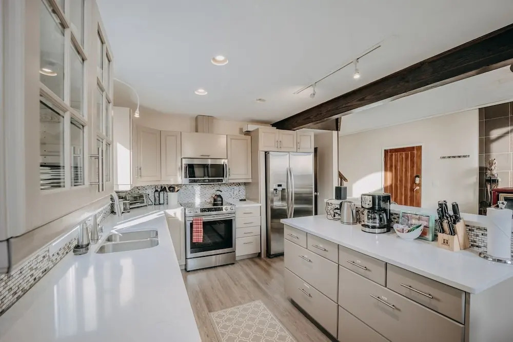 80mbr - Hot Tub - Wifi - Bbq - Wood Stove - Sleeps 9! 3 Bedroom Home by RedAwning